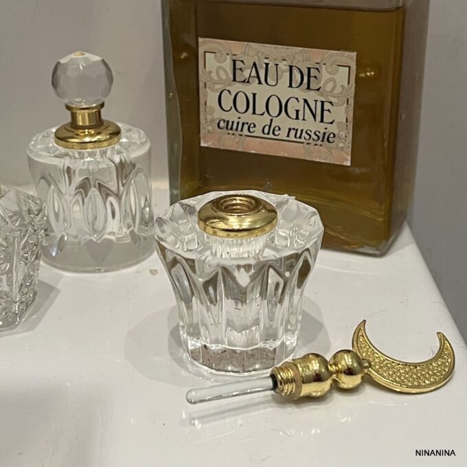 N8345i Flacon de parfum vide en verre avec bouchon doré en forme de croissant de lune - Accessoires flacons de parfums en ligne Ninanina