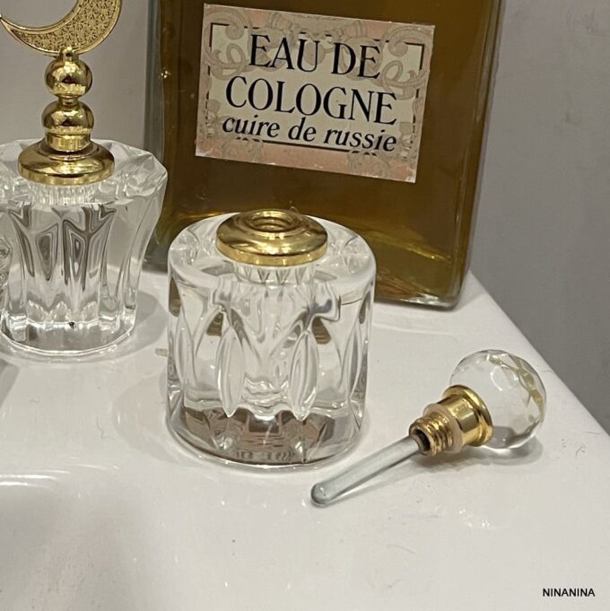 N8346i Flacon de parfum rechargeable en verre transparent et doré avec bouchon rond - Accessoires flacons de parfums en ligne Ninanina