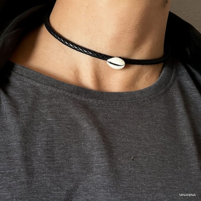 N8349 Collier homme coquillage cauri ras de cou cuir tressé fait main en france - Bijoux Colliers coquillages en ligne Ninanina