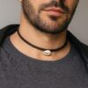 N8349C Collier homme coquillage cauri ras de cou cuir tressé fait main en france - Bijoux Colliers coquillages en ligne Ninanina