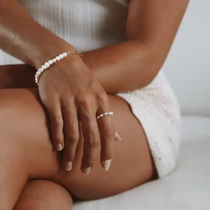 N8326 Bracelet Perle Femme Mi Acier Doré Mi Perles Blanches Naturelles - Bijoux Bracelets femmes en ligne Ninanina