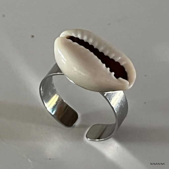 N8452a Bague Coquillage Cauri Blanc Anneau Acier Inoxydable Réglable - Bijoux Bagues coquillages en ligne Ninanina