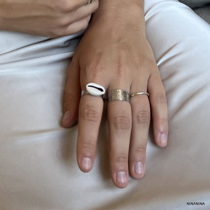 N8452c Bague Coquillage Cauri Blanc Anneau Acier Inoxydable Réglable - Bijoux Bagues coquillages en ligne Ninanina