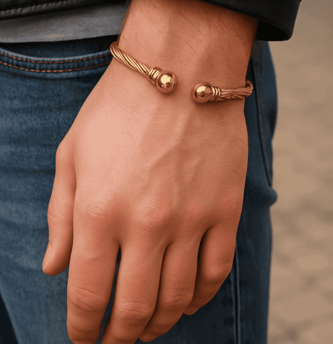 N8496e Bracelet Jonc en Acier Inoxydable Doré – Modèle Torsadé Ouvert, Boules aux Extrémités - Bijoux bracelets joncs en ligne Ninanina