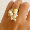 N8441 Bague Perle D'Eau Douce Blanche En Grappe Et Acier Doré Artisanale - Bijoux Bagues perles en ligne Ninanina