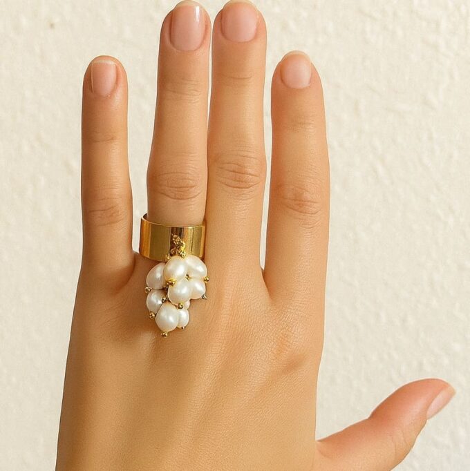 N8441a Bague Perle D'Eau Douce Blanche En Grappe Et Acier Doré Artisanale - Bijoux Bagues perles en ligne Ninanina