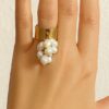 N8441b Bague Perle D'Eau Douce Blanche En Grappe Et Acier Doré Artisanale - Bijoux Bagues perles en ligne Ninanina