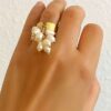 N8441c Bague Perle D'Eau Douce Blanche En Grappe Et Acier Doré Artisanale - Bijoux Bagues perles en ligne Ninanina