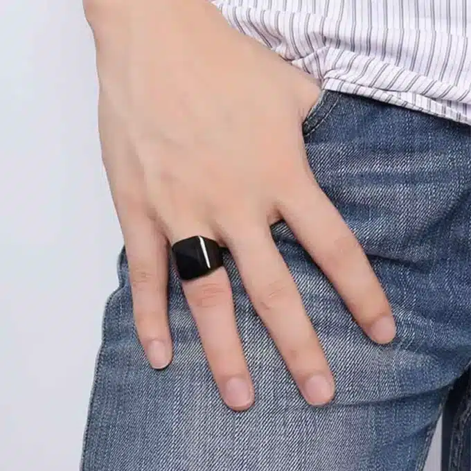 N8524a Bague carrée homme acier noir – design carré minimaliste et finition satinée - Bijoux Bagues hommes en ligne Ninanina