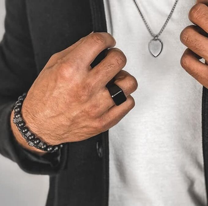 N8524b Bague carrée homme acier noir – design carré minimaliste et finition satinée - Bijoux Bagues hommes en ligne Ninanina