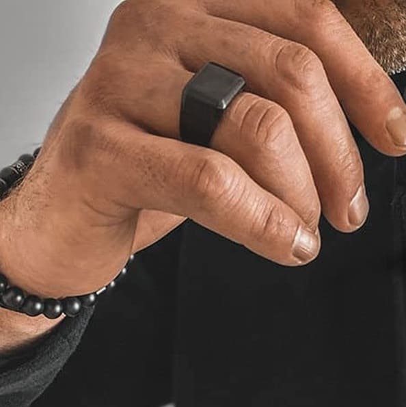 N8524c Bague carrée homme acier noir – design carré minimaliste et finition satinée - Bijoux Bagues hommes en ligne Ninanina