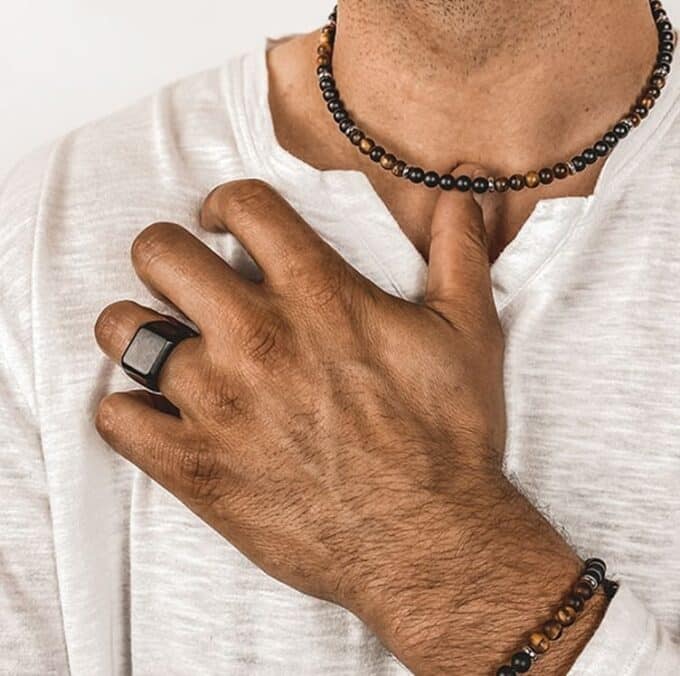 N8524d Bague carrée homme acier noir – design carré minimaliste et finition satinée - Bijoux Bagues hommes en ligne Ninanina