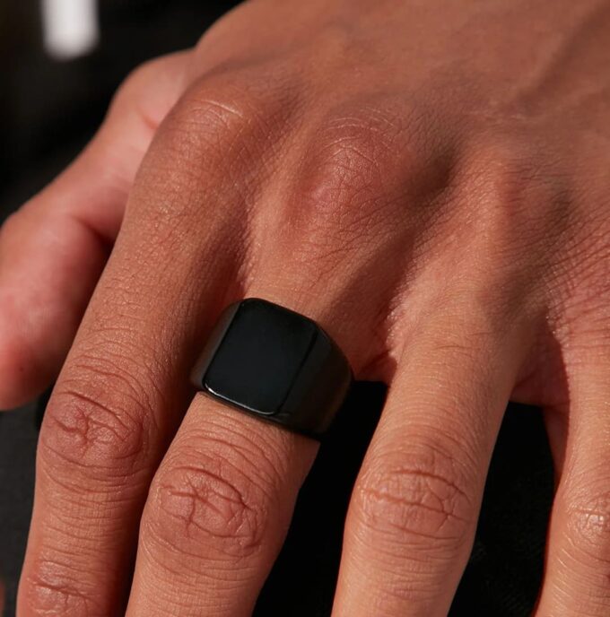 N8524e Bague carrée homme acier noir – design carré minimaliste et finition satinée - Bijoux Bagues hommes en ligne Ninanina