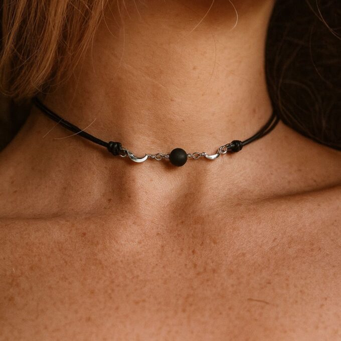 N8530d Ras-de-cou cuir femme artisanal – perle d’onyx noir et croissants de lune en argent 925 - Bijoux Colliers femmes en ligne Ninanina