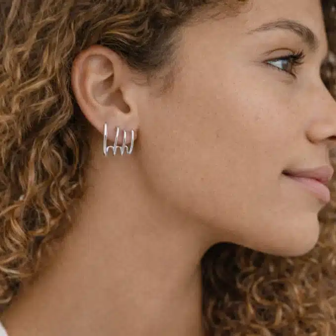 N8470a Boucles d’Oreilles Femme en Argent 925 à 4 Griffes – Design Graphique Moderne et Élégant - Bijopux d'oreille en ligne Ninanina