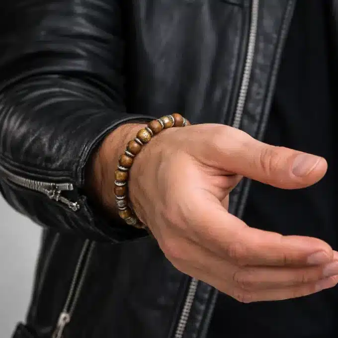 N8580 Bracelet Homme Perles Bois Artisanal – Boules Marron Et Rondelles Argentées Sur Elastique – Bijoux Bracelets hommes en ligne Ninanina