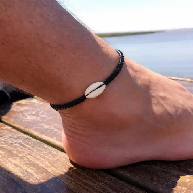 N8402 Bracelet de cheville homme cuir tressé artisanal avec coquillage cauri blanc - Bijoux de pieds en ligne Ninanina
