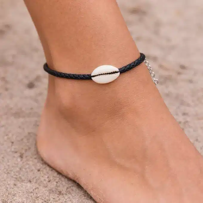 N8402a Bracelet de cheville homme cuir tressé artisanal avec coquillage cauri blanc - Bijoux de pieds en ligne Ninanina