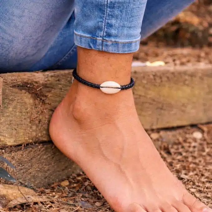 N8402b Bracelet de cheville homme cuir tressé artisanal avec coquillage cauri blanc - Bijoux de pieds en ligne Ninanina