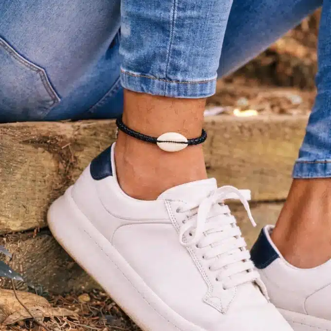 N8402c Bracelet de cheville homme cuir tressé artisanal avec coquillage cauri blanc - Bijoux de pieds en ligne Ninanina