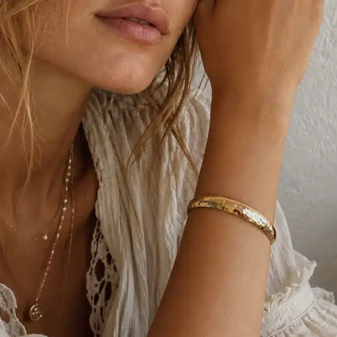 N8640 Manchette avant bras dorée – Bracelet fantaisie femme martelé doré - Bijoux bracelets femmes en ligne Ninanina