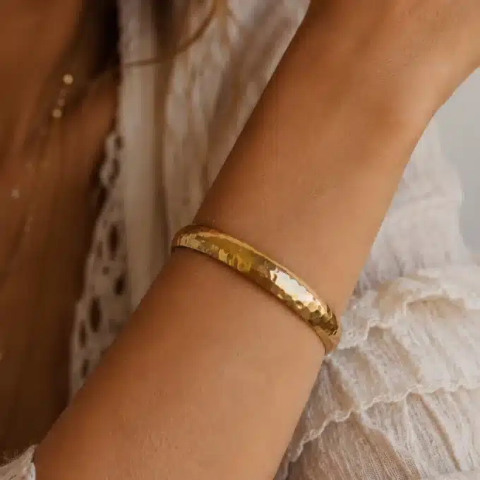 N8640c Manchette avant bras dorée – Bracelet fantaisie femme martelé doré - Bijoux bracelets femmes en ligne Ninanina