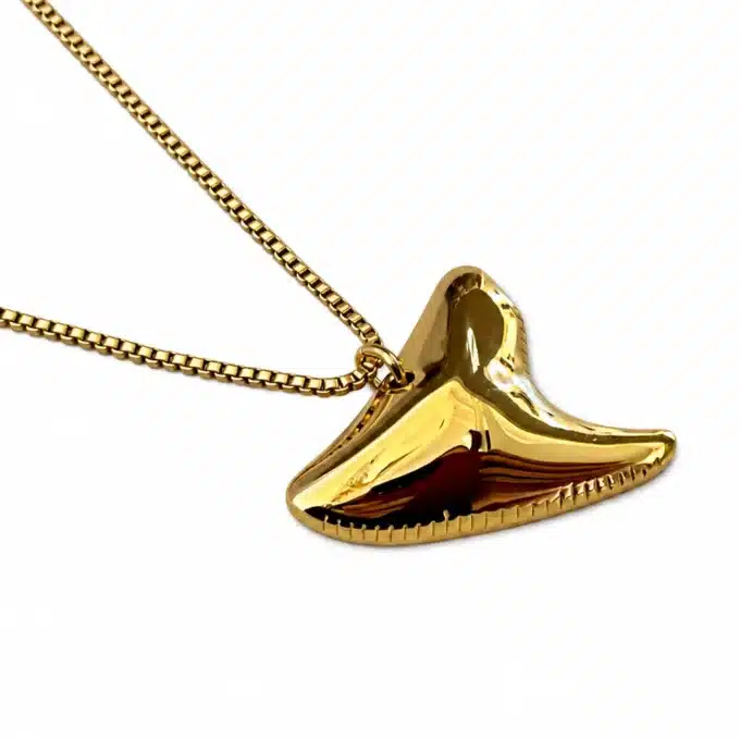 N8671 Collier femme boheme chic artisanal en acier doré - pendentif dent de requin - Bijoux colliers femmes en ligne Ninanina